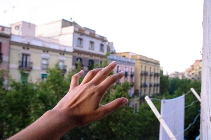 barcelona_balcony_hand