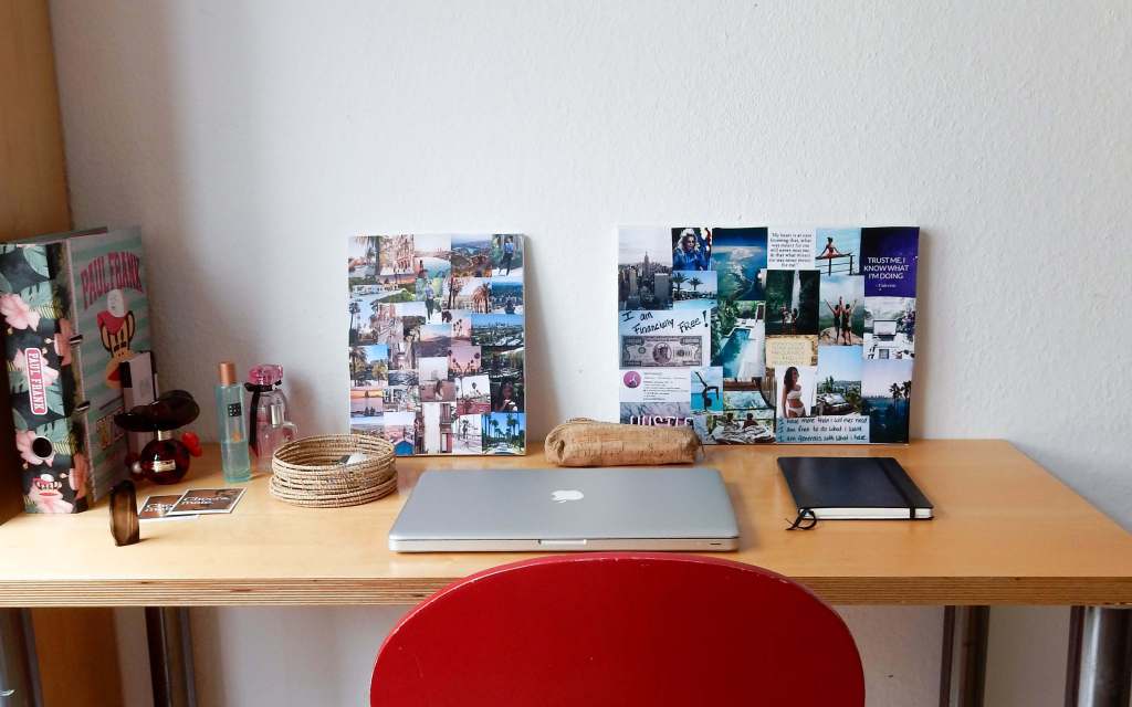 Köln Apartment Desk Manifestation