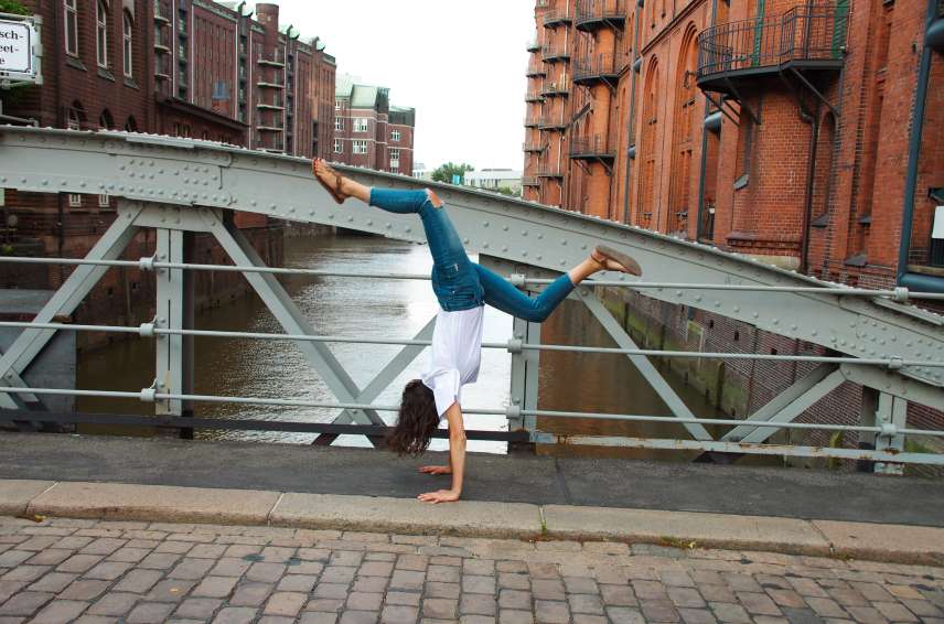 hamburg speicherstadt handstand