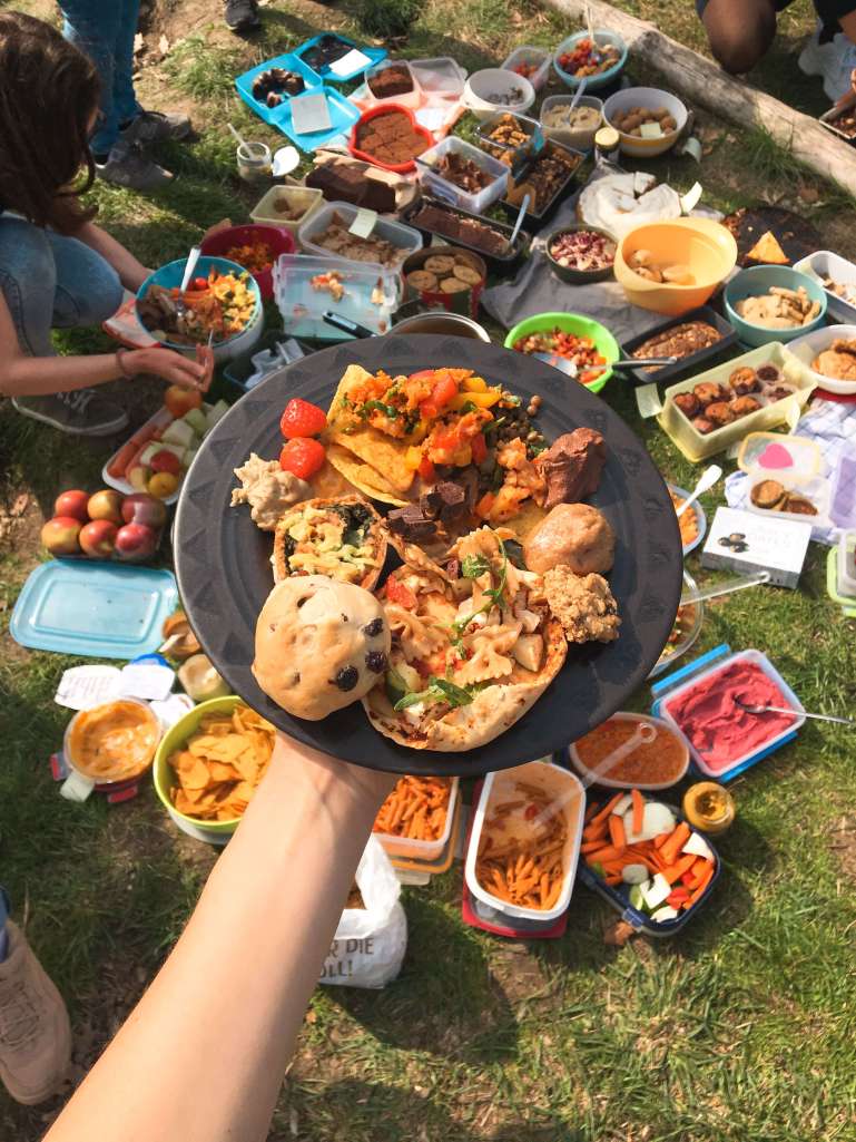 vegan meetups Cologne food buffet 